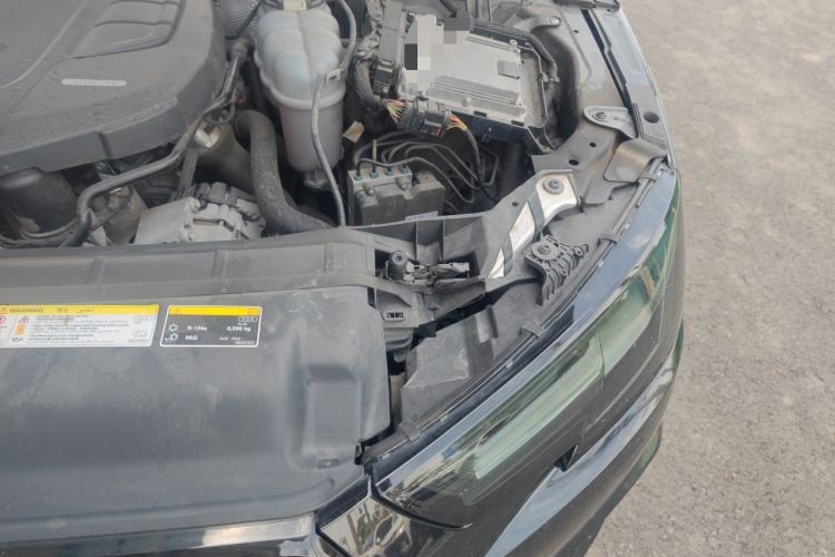 Used Audi A4L 2019 40 TFSI Fashion Edition China VI Emission Standard Engine Bay Left
