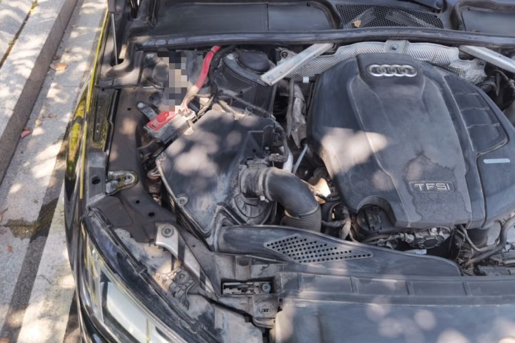Used Audi A4L 2019 40 TFSI Fashion Edition China VI Emission Standard Engine Bay Right