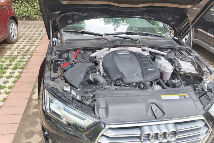 Used Audi A4L 2019 40 TFSI Fashion Edition China VI Emission Standard Engine Bay Right