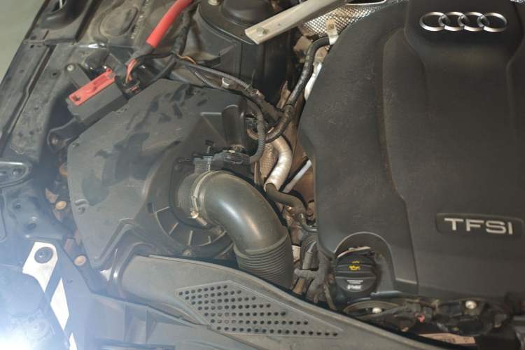 Used Audi A4L 2019 40 TFSI Fashion Edition China VI Emission Standard Engine Bay Right