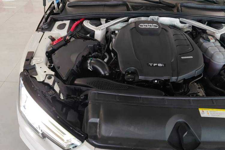 Used Audi A4L 2019 40 TFSI Fashion Edition China VI Emission Standard Engine Bay Right
