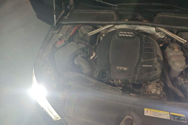 Used Audi A4L 2019 40 TFSI Fashion Edition China VI Emission Standard Engine Bay Right
