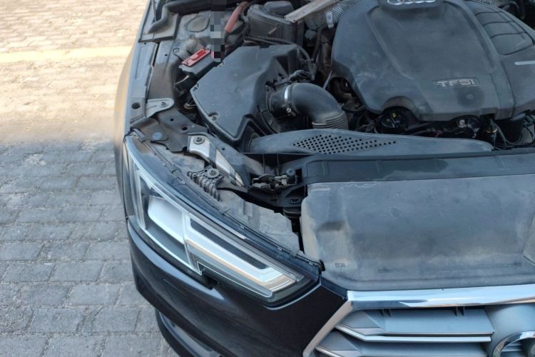 Used Audi A4L 2019 40 TFSI Fashion Edition China VI Emission Standard Engine Bay Right