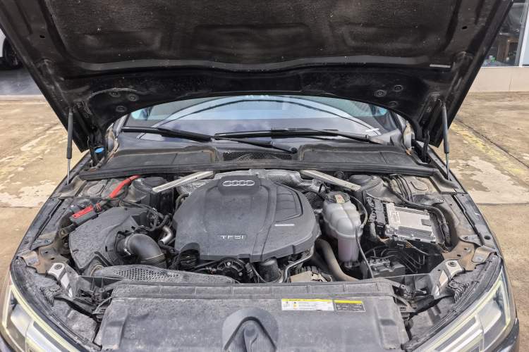Used Audi A4L 2019 40 TFSI Fashion Edition China VI Emission Standard Engine Bay