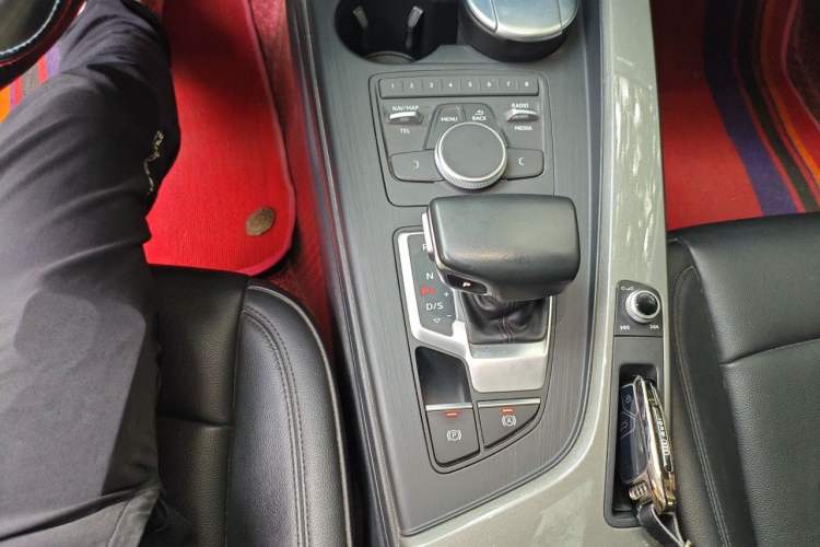 Used Audi A4L 2019 40 TFSI Ambition China VI Gear Lever