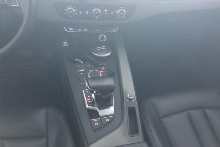 Used Audi A4L 2019 40 TFSI Ambition China VI Gear Lever