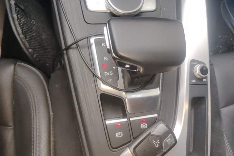 Used Audi A4L 2019 40 TFSI Sporty Version China VI Gear Lever