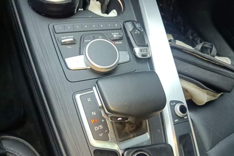 Used Audi A4L 2019 40 TFSI Fashion Version China V Gear Lever