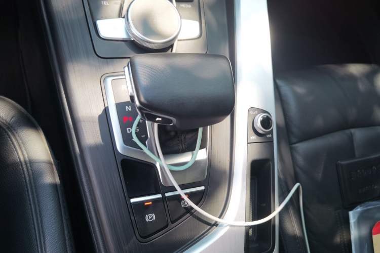 Used Audi A4L 2019 40 TFSI Fashion Edition China VI Emission Standard Gear Lever