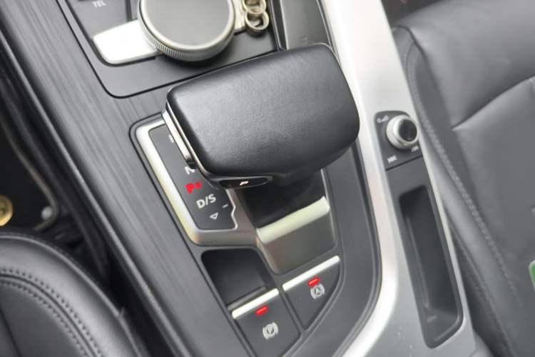 Used Audi A4L 2019 40 TFSI Fashion Edition China VI Emission Standard Gear Lever
