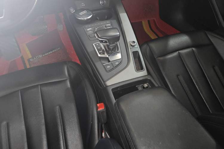 Used Audi A4L 2019 40 TFSI Ambition China VI Gear Lever