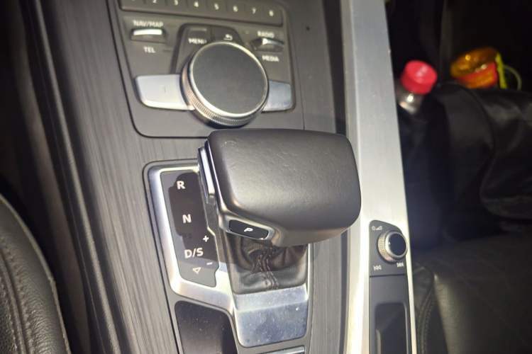 Used Audi A4L 2019 40 TFSI Fashion Edition China VI Emission Standard Gear Lever