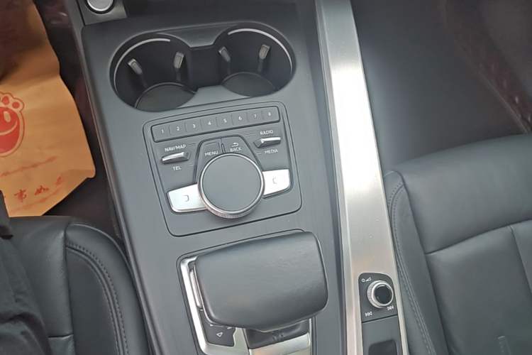 Used Audi A4L 2019 40 TFSI Fashion Edition China VI Emission Standard Gear Lever