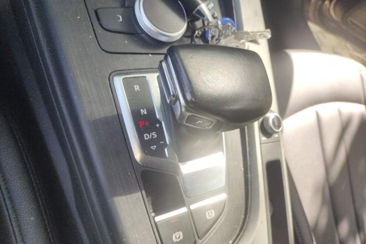 Used Audi A4L 2019 40 TFSI Ambition China VI Gear Lever