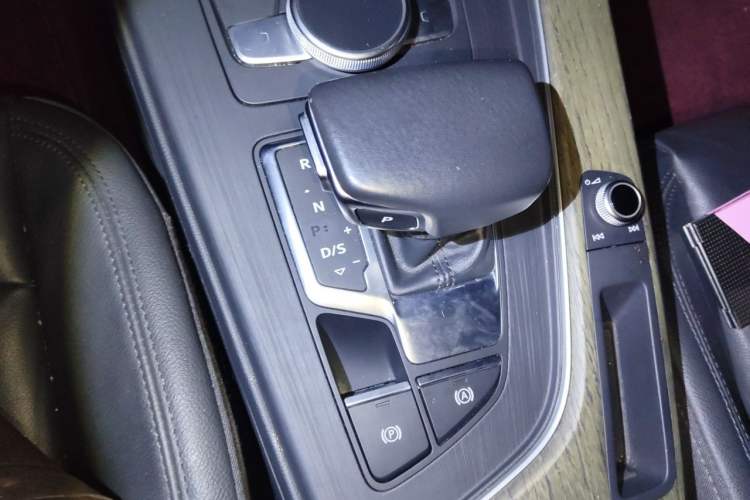 Used Audi A4L 2019 40 TFSI Fashion Edition China VI Emission Standard Gear Lever