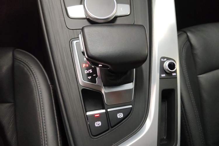 Used Audi A4L 2019 40 TFSI Fashion Edition China VI Emission Standard Gear Lever