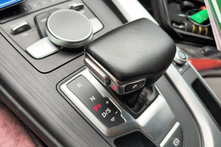 Used Audi A4L 2019 40 TFSI Fashion Edition China VI Emission Standard Gear Lever