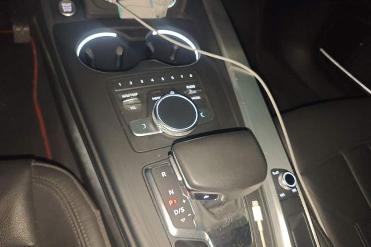 Used Audi A4L 2019 40 TFSI Fashion Edition China VI Emission Standard Gear Lever