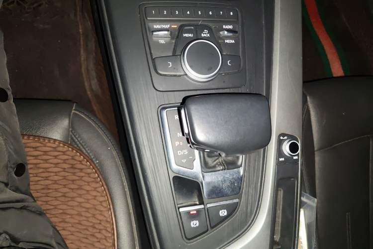 Used Audi A4L 2019 40 TFSI Ambition China VI Gear Lever
