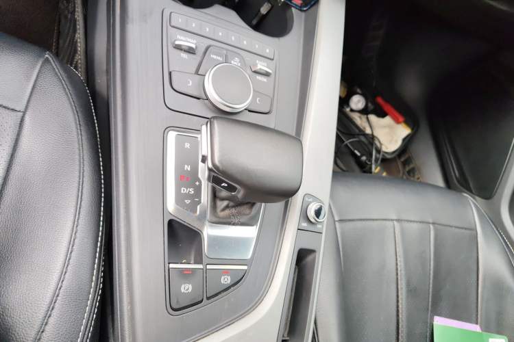 Used Audi A4L 2019 40 TFSI Ambition China VI Gear Lever