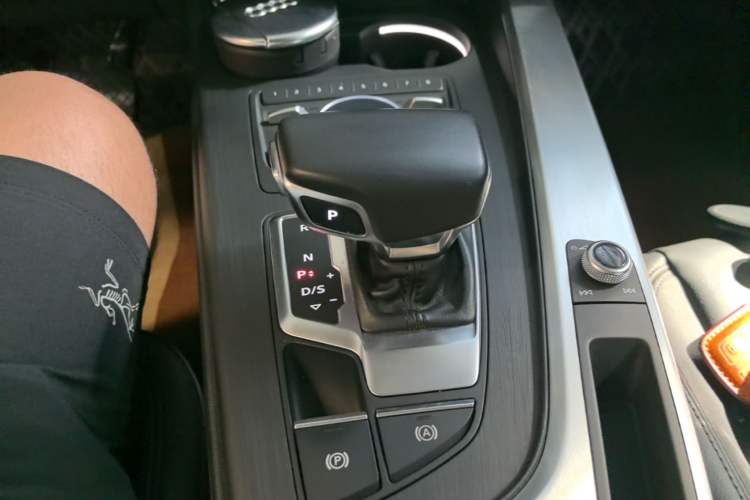 Used Audi A4L 2019 40 TFSI Fashion Version China V Gear Lever