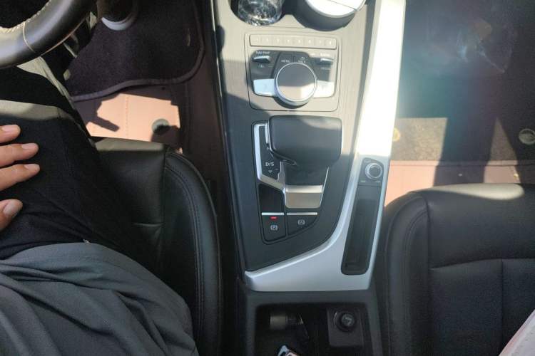 Used Audi A4L 2019 40 TFSI Fashion Edition China VI Emission Standard Gear Lever