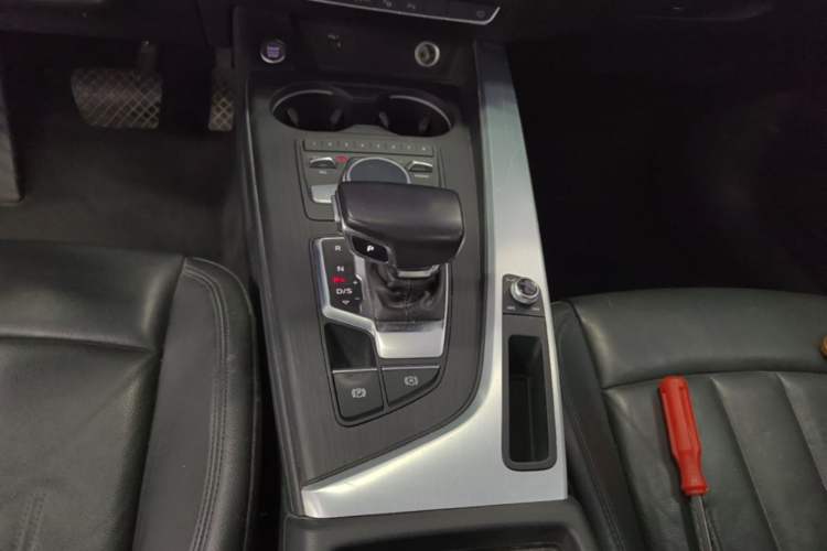 Used Audi A4L 2019 40 TFSI Fashion Edition China VI Emission Standard Gear Lever