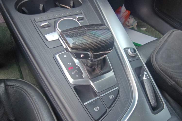 Used Audi A4L 2019 40 TFSI Fashion Edition China VI Emission Standard Gear Lever