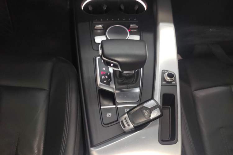 Used Audi A4L 2019 40 TFSI Fashion Edition China VI Emission Standard Gear Lever