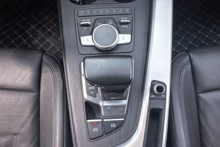 Used Audi A4L 2019 40 TFSI Fashion Edition China VI Emission Standard Gear Lever