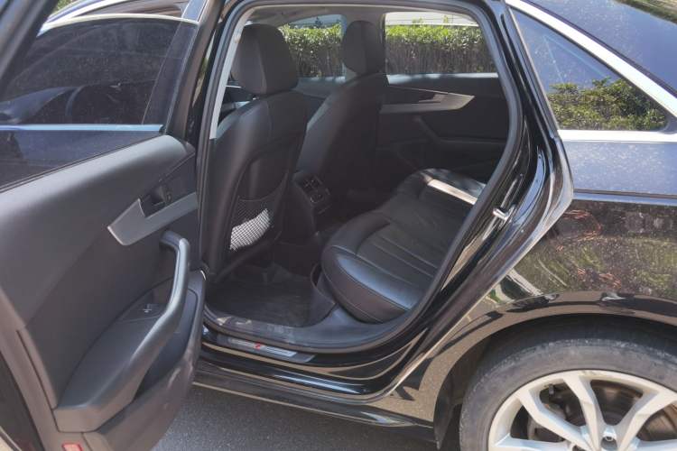 Used Audi A4L 2019 40 TFSI Fashion Edition China VI Emission Standard Left Rear Seat