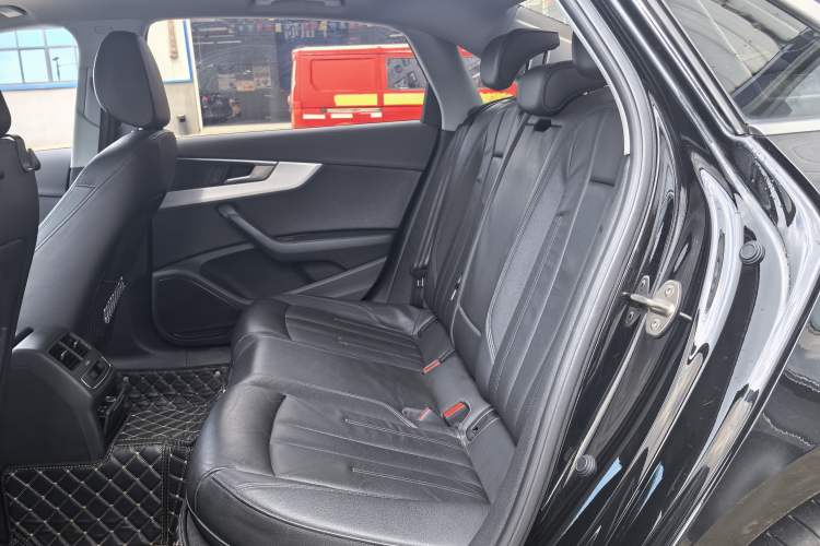Used Audi A4L 2019 40 TFSI Fashion Edition China VI Emission Standard Left Rear Seat