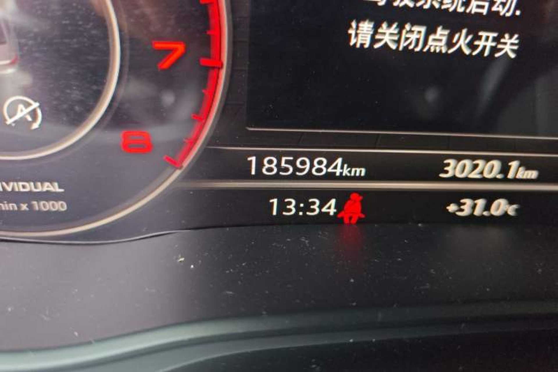 Used Audi A4L 2019 40 TFSI Fashion Edition China VI Emission Standard Odometer Close Up