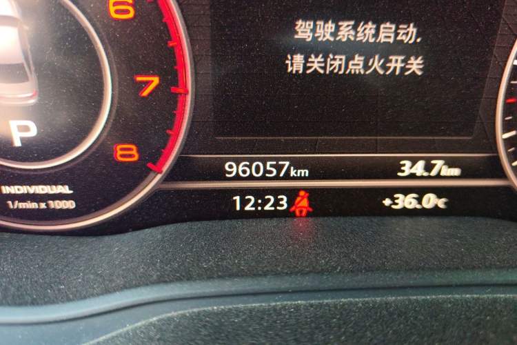 Used Audi A4L 2019 40 TFSI Fashion Edition China VI Emission Standard Odometer Close Up