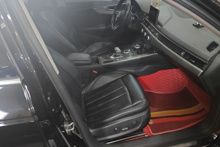 Used Audi A4L 2019 40 TFSI Ambition China VI Right Front Seat