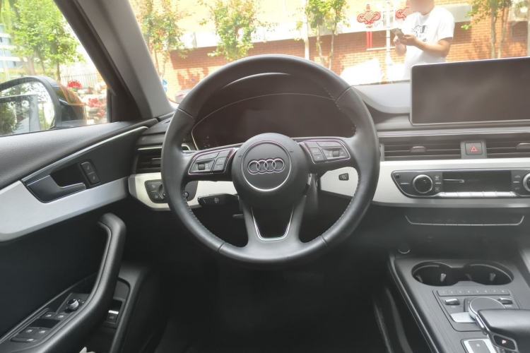 Used Audi A4L 2019 40 TFSI Fashion Edition China VI Emission Standard Steering Wheel
