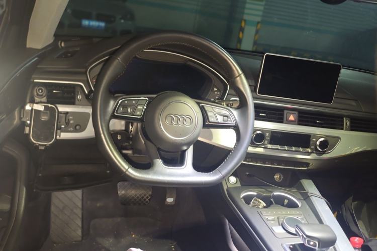 Used Audi A4L 2019 40 TFSI Fashion Edition China VI Emission Standard Steering Wheel