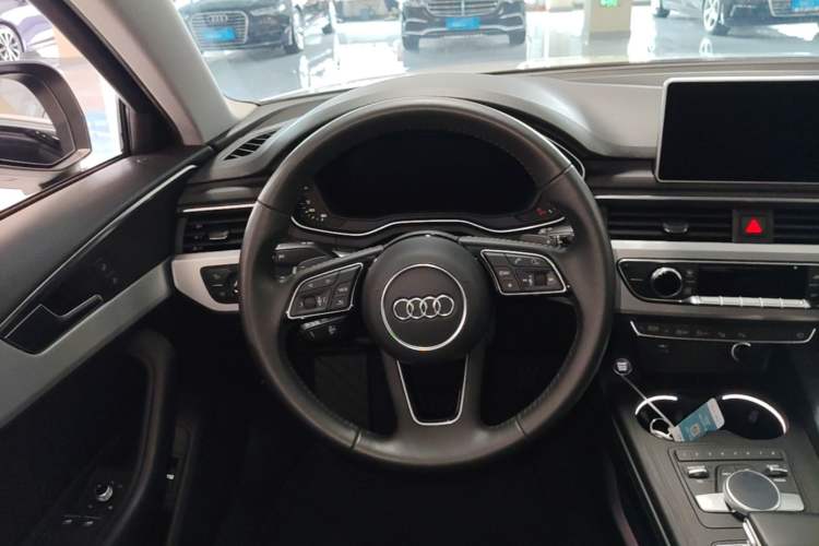Used Audi A4L 2019 40 TFSI Fashion Edition China VI Emission Standard Steering Wheel