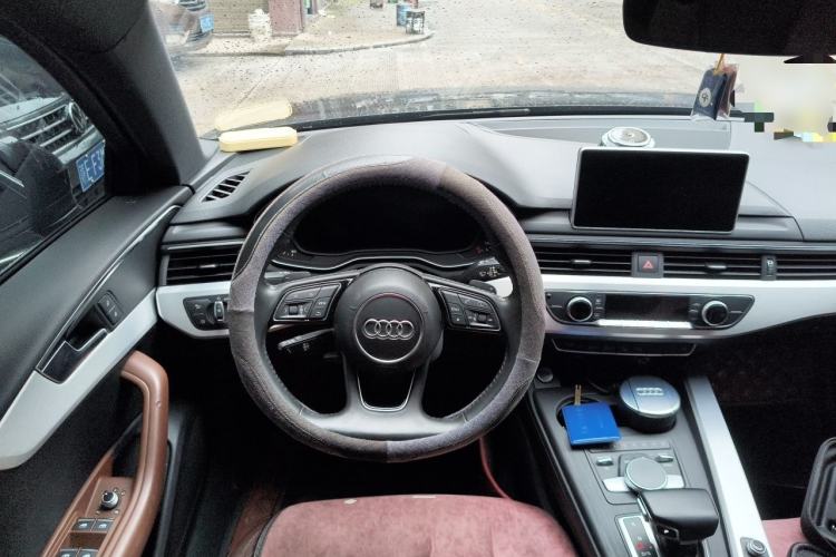 Used Audi A4L 2019 40 TFSI Fashion Edition China VI Emission Standard Steering Wheel