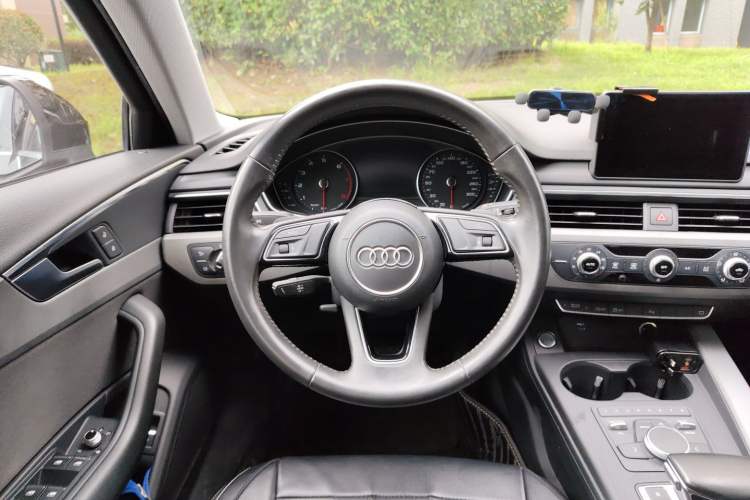 Used Audi A4L 2019 40 TFSI Ambition China VI Steering Wheel