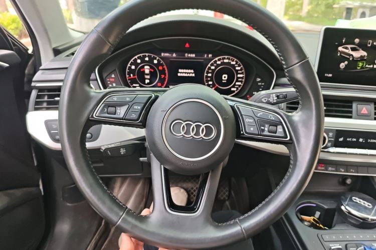 Used Audi A4L 2019 40 TFSI Fashion Edition China VI Emission Standard Steering Wheel
