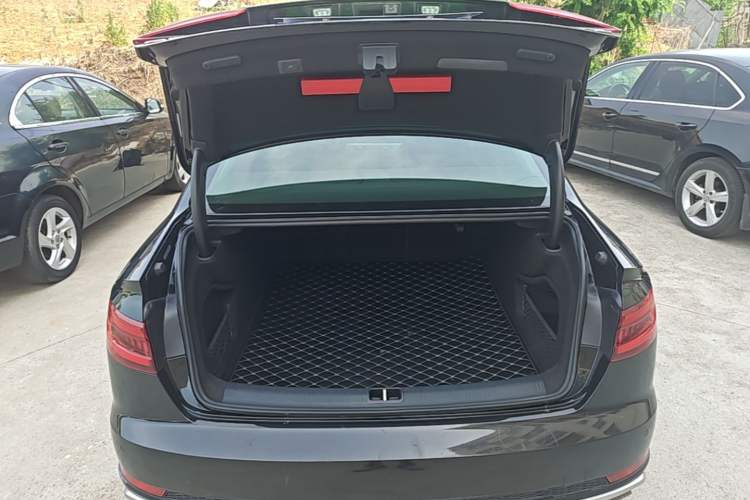 Used Audi A4L 2019 40 TFSI Fashion Edition China VI Emission Standard Trunk