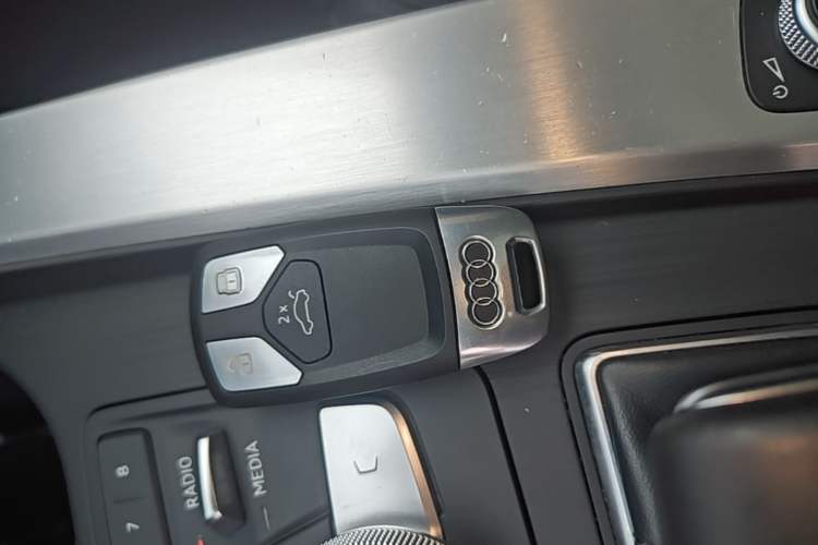 Used Audi A4L 2019 40 TFSI Fashion Edition China VI Emission Standard Vehicle Key