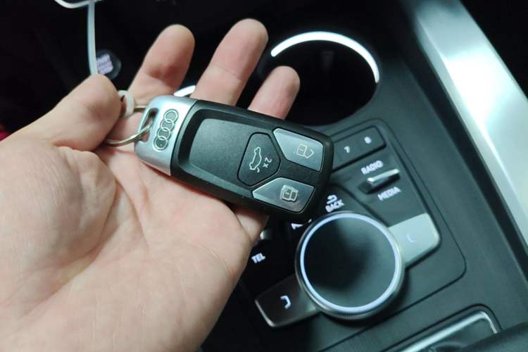 Used Audi A4L 2019 40 TFSI Fashion Edition China VI Emission Standard Vehicle Key