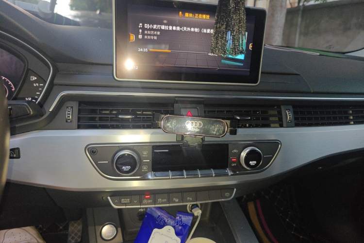 Used Audi A4L 2019 40 TFSI Fashion Edition China VI Emission Standard Audio And AC Panel