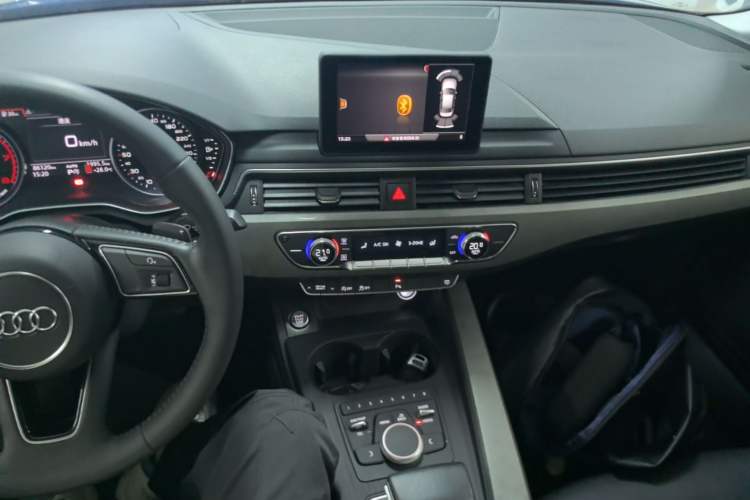 Used Audi A4L 2019 40 TFSI Ambition China VI Center Console