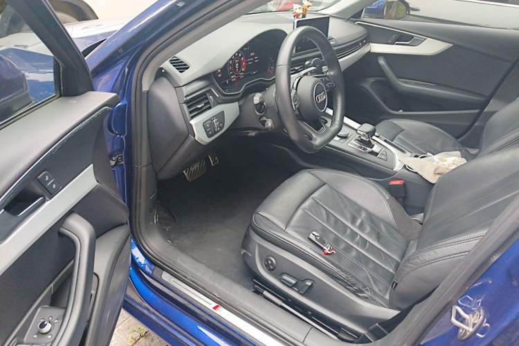 Used Audi A4L 2019 40 TFSI Fashion Edition China VI Emission Standard Driver Seat