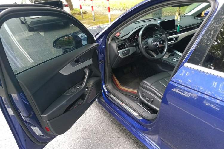 Used Audi A4L 2019 40 TFSI Fashion Edition China VI Emission Standard Driver Seat