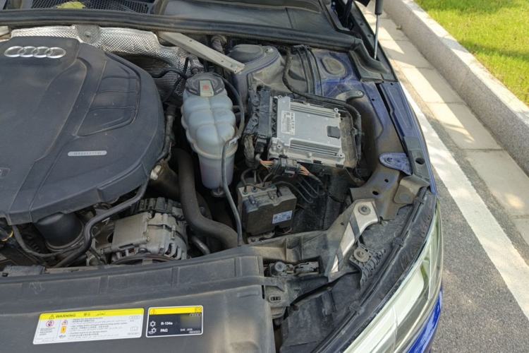 Used Audi A4L 2019 40 TFSI Fashion Edition China VI Emission Standard Engine Bay Left