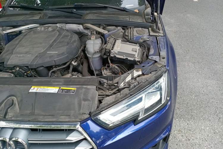 Used Audi A4L 2019 40 TFSI Fashion Edition China VI Emission Standard Engine Bay Left